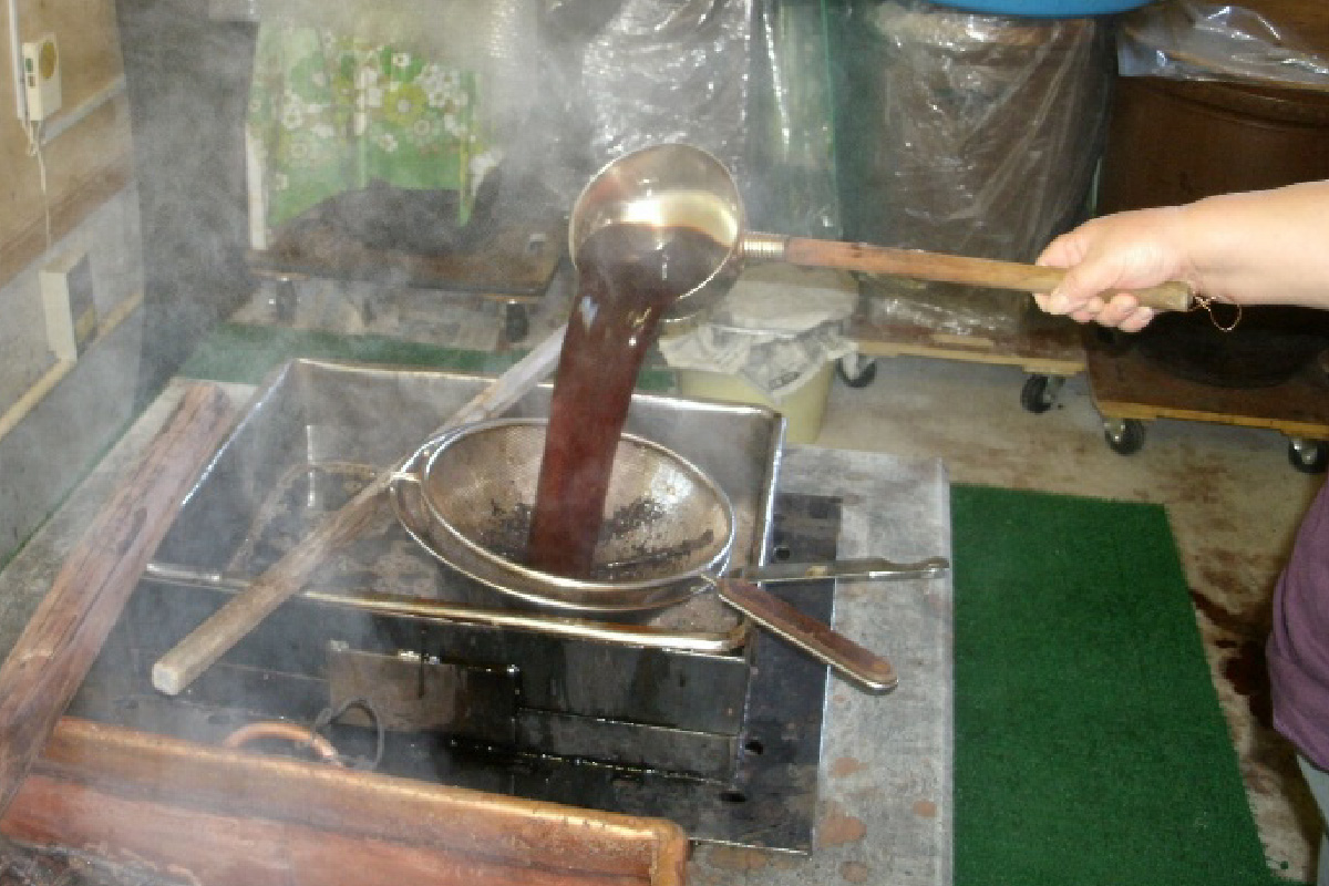 煮出した液汁を漉す